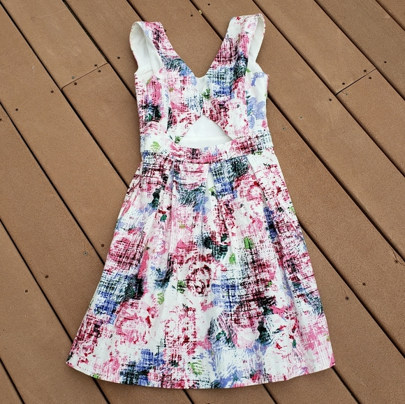 xx GUESS Floral White Abstract Rose Dress Sz 2 EUC - Picture 4 of 11